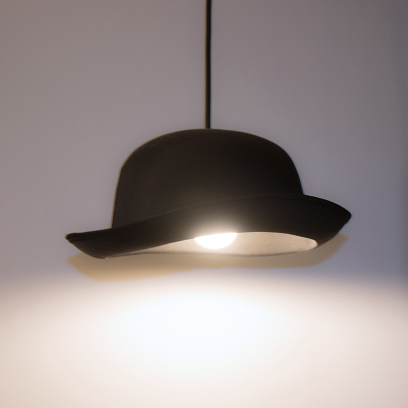 Lampa tillverkad av en gammal hatt